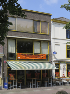 908133 Afbeelding van een spandoek met een 'Oranjegroet' van café De Potdeksel (Lucasbolwerk 23) te Utrecht, naar ...
